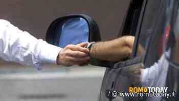 Fermo al semaforo gli spaccano il finestrino del suv e lo rapinano del Rolex da 40mila euro