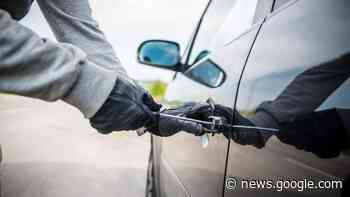 Rubano un'auto ma non riescono a farla partire: arrestati mentre la ... - Fanpage.it