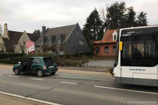 Lijnbus botst op stilstaande auto, twee personen naar ziekenhuis, zware schade aan wagen