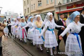 Zapust-Umzug besucht Cottbuser Rathaus - Stadt Cottbus