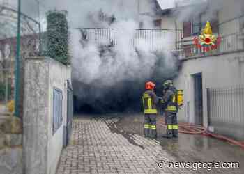 Incendio in mattinata, a fuoco due box - Prima Merate