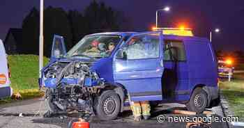 Flinke schade door frontale botsing tussen bestelbusjes in Sprundel - Het Laatste Nieuws