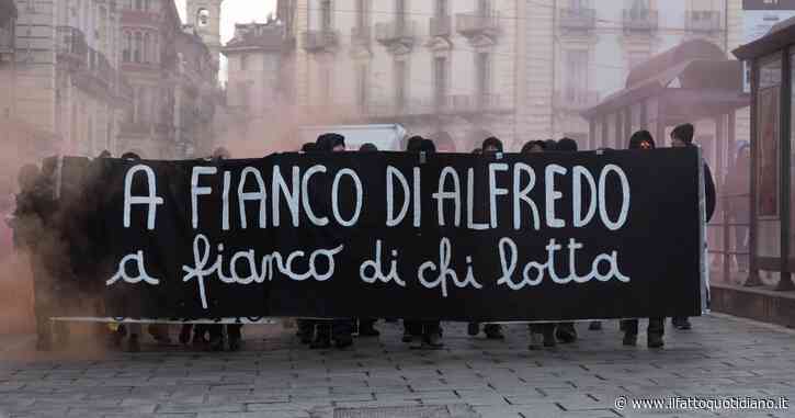 Torino, incendiati i cavi di un ripetitore. La firma degli anarchici: “Fuori Cospito dal 41bis”