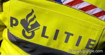 Bestelbus botst op boom in Roermond, bestuurder overleden - Eindhovens Dagblad