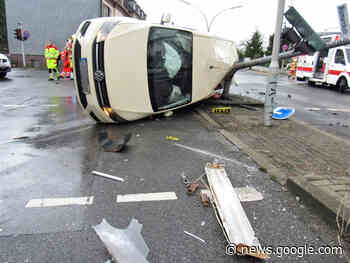 Unfall in Velbert: VW Caddy nach Aufprall auf der Seite - Super Tipp