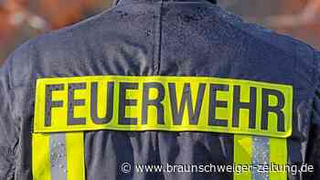 Feuerwehr löscht brennendes Auto auf A39 bei Cremlingen