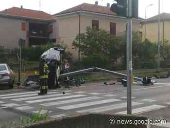 Solaro, scontro frontale si ribalta un'auto. Abbattuto il semaforo sulla ... - ilSaronno