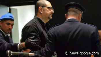 Cagliari, una donna alle 2 di notte ha imbrattato palazzo Consiglio ... - Cagliaripad.it