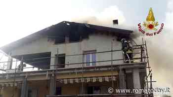 Incendio in villa: in fiamme una copertura in legno