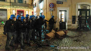Guerriglia anarchica a Trastevere: un poliziotto ferito. Manifestanti asseragliati in un garage