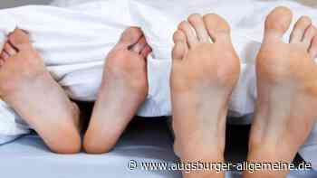 Polizei ermittelt: Mann findet fremde Frau im eigenen Bett