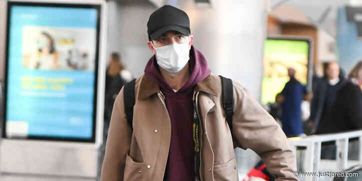 Robert Pattinson Carries a Guitar Through JFK Airport