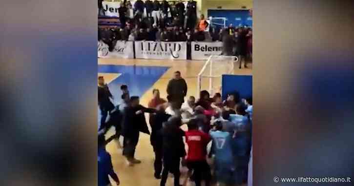 Calcio a 5, maxi rissa nel derby tra il Real San Giuseppe e il Napoli Futsal: folla in campo dopo la partita
