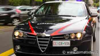 Colpisce la madre con una gomitata al volto, poi la rapina