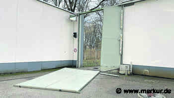 Mit Vollgas ins Gefängnis: Autofahrer rast in Stadelheim durch geschlossenes Tor