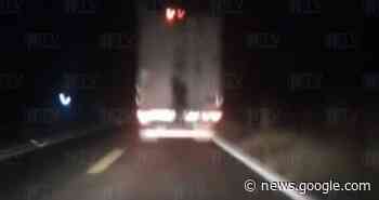 VÍDEO: Filman a individuo viajando en caja de tráiler en la Tepic ... - NTV | El Portal de Nayarit