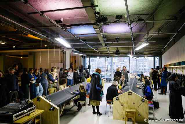 Antwerpenaren borduren enorm theaterdoek voor hetpaleis. “Sociaal weefsel staat centraal”