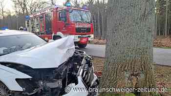 Wolfsburg: Autofahrer prallt frontal gegen Baum