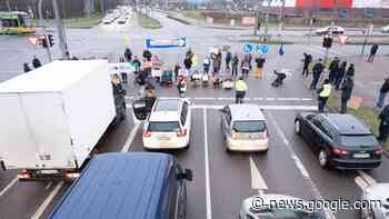 Klimaaktivisten blockieren meistbefahrene Kreuzung in Dresden ... - t-online