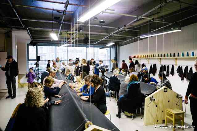 Antwerpenaren borduren enorm theaterdoek voor hetpaleis. “Dit is pas echt sociaal weefsel”