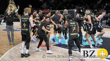 Der erste Heimsieg! Braunschweiger feiern in ausverkaufter Halle