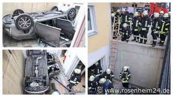 Auto fällt in drei Meter tiefen Kellerschacht und landet auf dem Dach: Insassen eingeklemmt