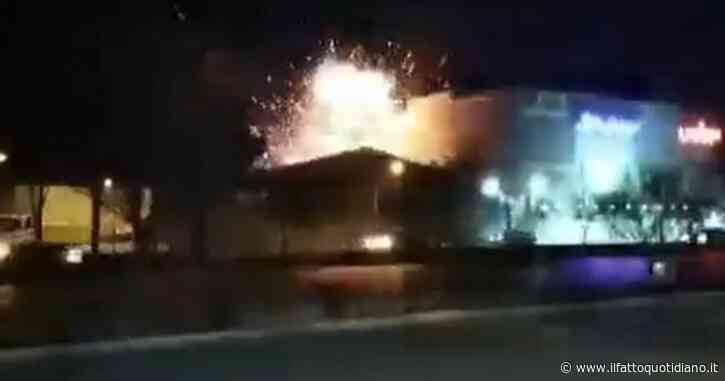 Iran, droni su una fabbrica della Difesa. Wall Street Journal: “Attacco di Israele”. Teheran: “Non ci fermeranno sul nucleare”