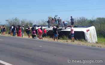 Ônibus com 30 pessoas tomba na ERS-040, em Capivari do Sul - Litoral na Rede