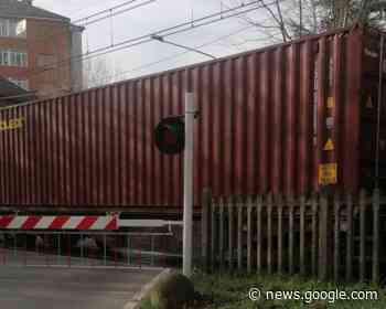 Treno merci fermo a Ovada: traffico bloccato in corso Saracco - Radio Gold