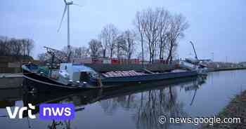 Vrachtschip maakt slagzij op kanaal in Beerse - VRT.be