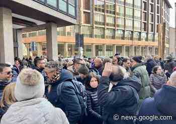 Il flash mob porta in piazza a Gallarate le persone in difesa dell ... - varesenews.it