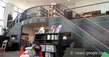 Bib zet Poëzieweek feestelijk in met dichters, muziek en wijn - Het Laatste Nieuws