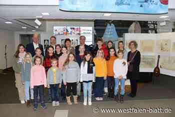 Barocke Perücken und schwebende Reifröcke