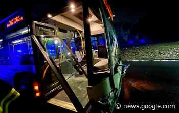 Blitzeis in Neunkirchen: Linienbus kracht frontal in Mauer, Fahrer ... - SOL.DE - Saarland Online