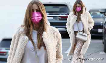 Sofia Vergara flashes her toned tum in a flimsy white crop top - Daily Mail