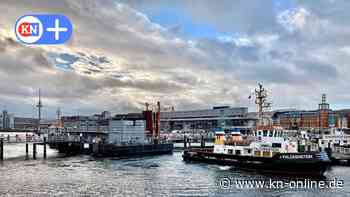 Werkstatt-Ponton „Hörn 15“ mit Schleppern in die Werft in Kiel 