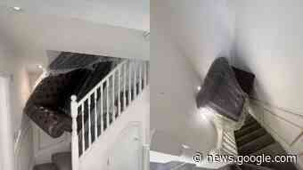 Entregadores abandonam sofá em escada, após serviço não dar certo - R7