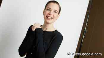 Laia Costa y su maquillaje limpio y luminoso en los premios Feroz - Woman