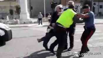 Scicli, va in escandescenza e prende a botte tutti per strada Scicli - RagusaNews