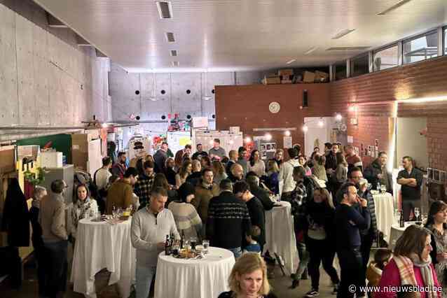 Terwijl kinderen film kijken, genieten ouders in oudercafé