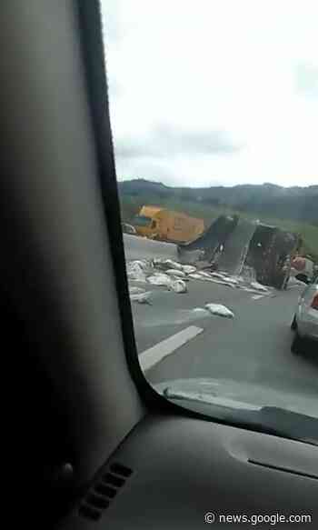 Tombamento de carreta bloqueia rodovia Fernão Dias em Extrema - Mobilidade Sampa