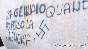 Una svastica vicino al monumento che ricorda l'eccidio de La Storta