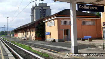 Aggredisce due ragazzi e distrugge le auto in sosta: panico in stazione