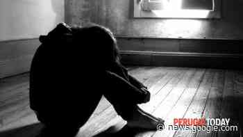 Spoleto, abbassa la mascherina a una 13enne e la bacia sulla bocca: commerciante davanti al giudice - PerugiaToday