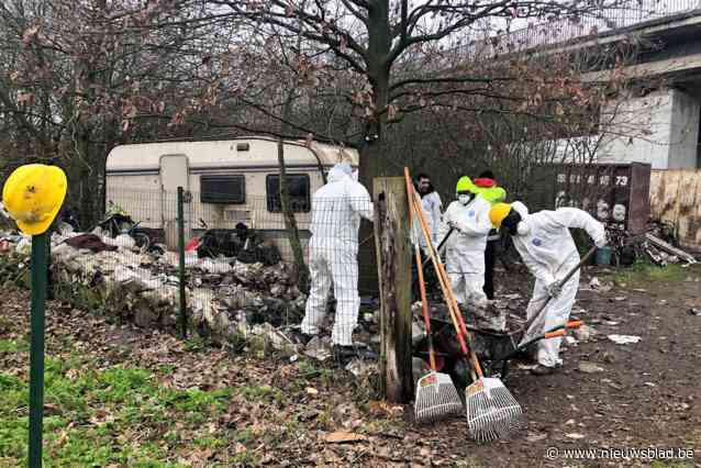 Afvalberg rond caravan van André (78) wordt opgeruimd, vrederechter beslist over lot van kluizenaar