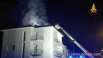 Novara, prende fuoco il tetto di una palazzina di via Villa Glori - La Voce Novara e Laghi