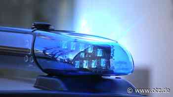 Postbote fährt in Dornburg mit Transporter gegen Mauer