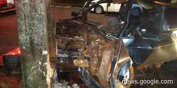 Carro fica destruído ao bater em poste no Jardim Maracanã - JM Online