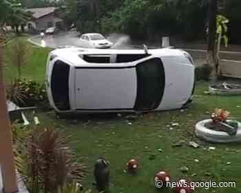 Veículo tomba durante temporal e vai parar no jardim de uma casa ... - Jornal Pequeno