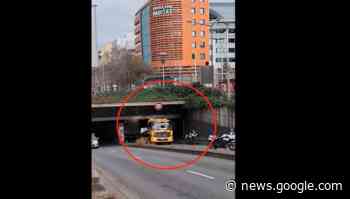 Lyon : un camion trop grand prend ce tunnel (et ça se termine mal) - actu.fr
